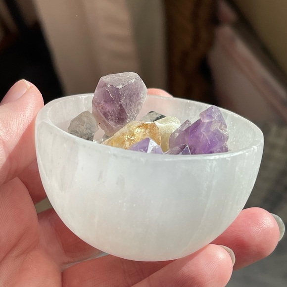 Genuine selenite hand carved bowl - 2 3/4” - Picture 9 of 13